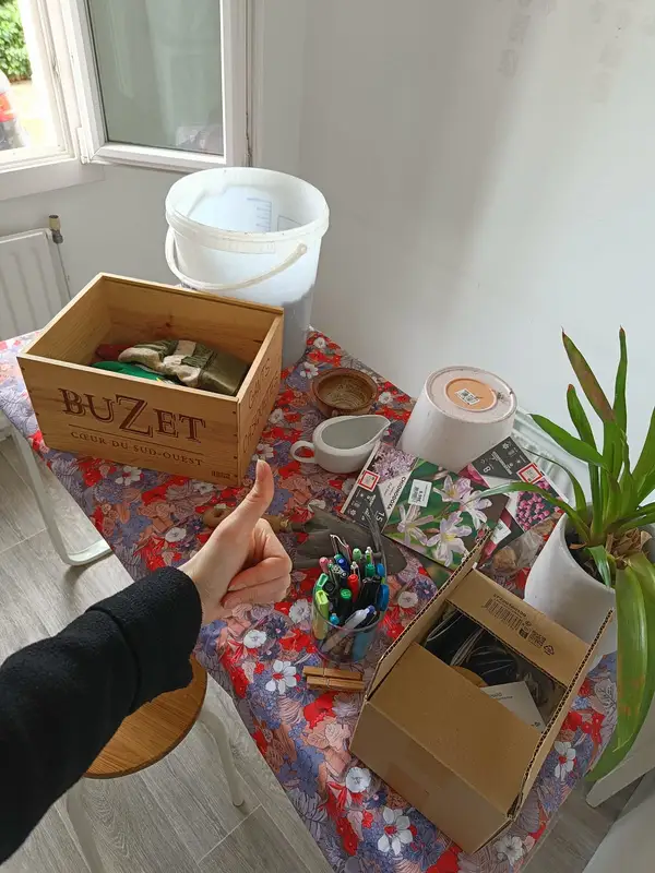Table de préparation d'un atelier avec graines et matériel