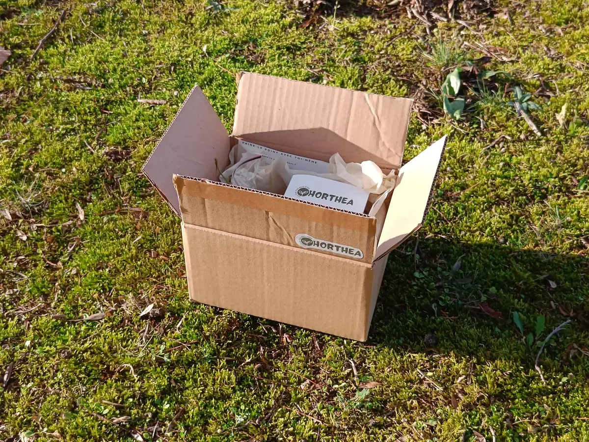 Kit de jardinage bien-être Nouveau Souffle : boîte en carton recyclé ouverte dans la nature